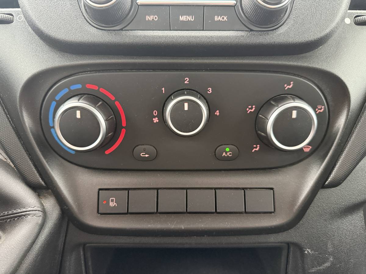 Iveco Daily Iveco Daily 35C16 3.0 L4 Kipper Dubbellucht Airco Cruise Control 3.5T Trekhaak Lederen bekleding Benne Tipper