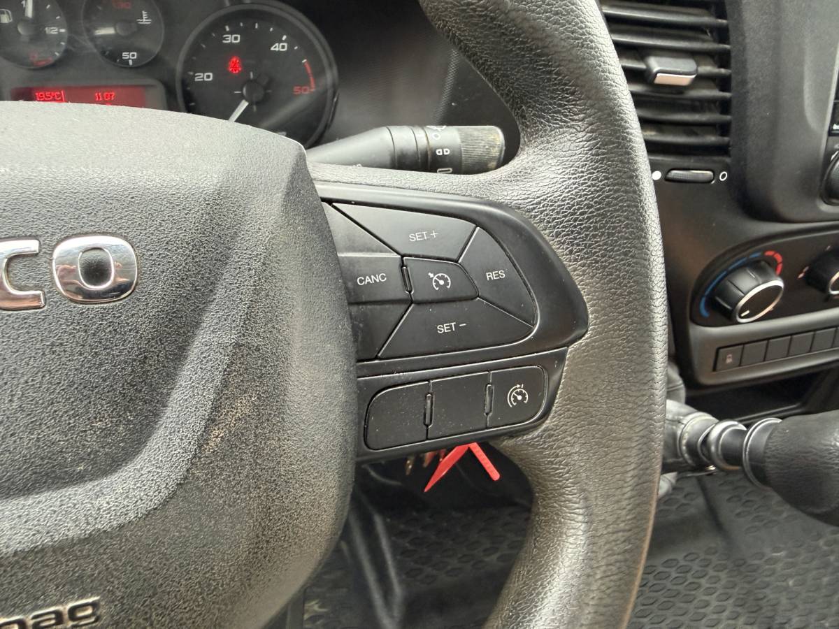 Iveco Daily Iveco Daily 35C16 3.0 L4 Kipper Dubbellucht Airco Cruise Control 3.5T Trekhaak Lederen bekleding Benne Tipper