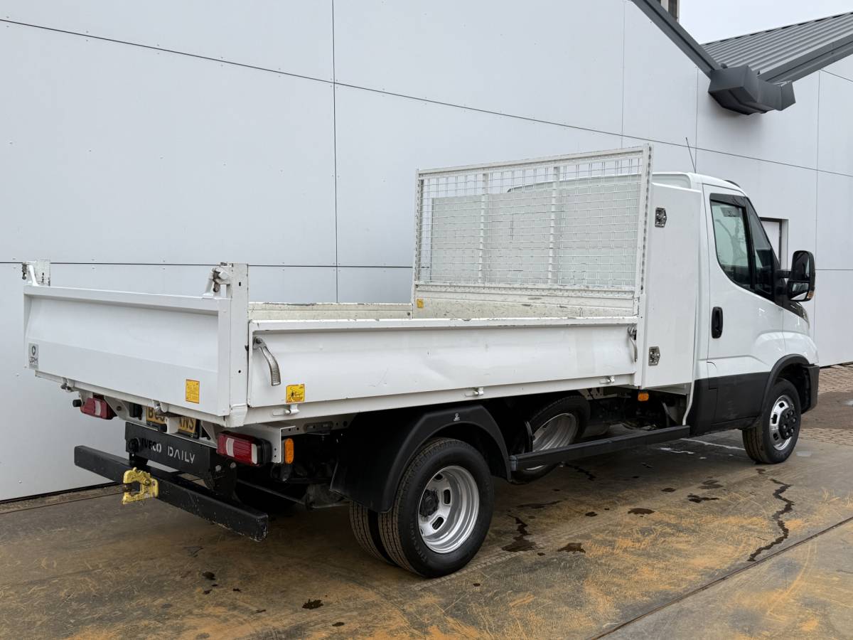 Iveco Daily Iveco Daily 35C16 3.0 L4 Kipper Dubbellucht Airco Cruise Control 3.5T Trekhaak Lederen bekleding Benne Tipper