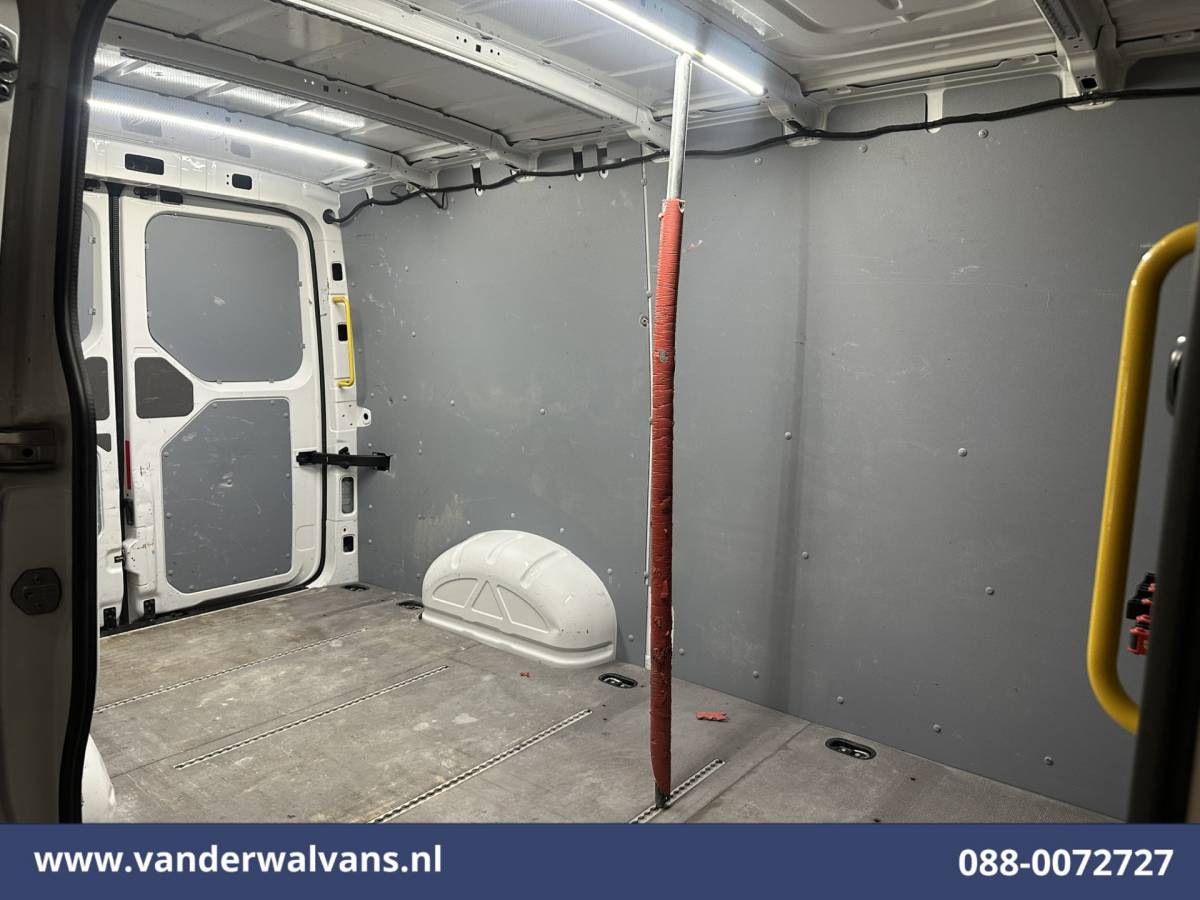 Volkswagen Crafter Volkswagen Crafter 2.0 TDI L3H2 L2H1 Euro6 Airco | Camera | Navigatie | Apple Carplay Parkeersensoren, Bijrijdersbank