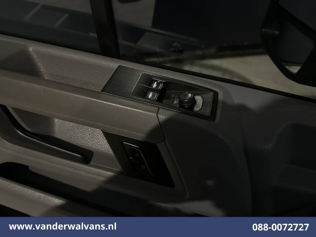 Volkswagen Crafter Volkswagen Crafter 2.0 TDI L3H2 L2H1 Euro6 Airco | Camera | Navigatie | Apple Carplay Parkeersensoren, Bijrijdersbank