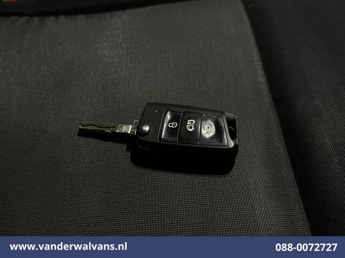 Volkswagen Crafter Volkswagen Crafter 2.0 TDI L3H2 L2H1 Euro6 Airco | Camera | Navigatie | Apple Carplay Parkeersensoren, Bijrijdersbank