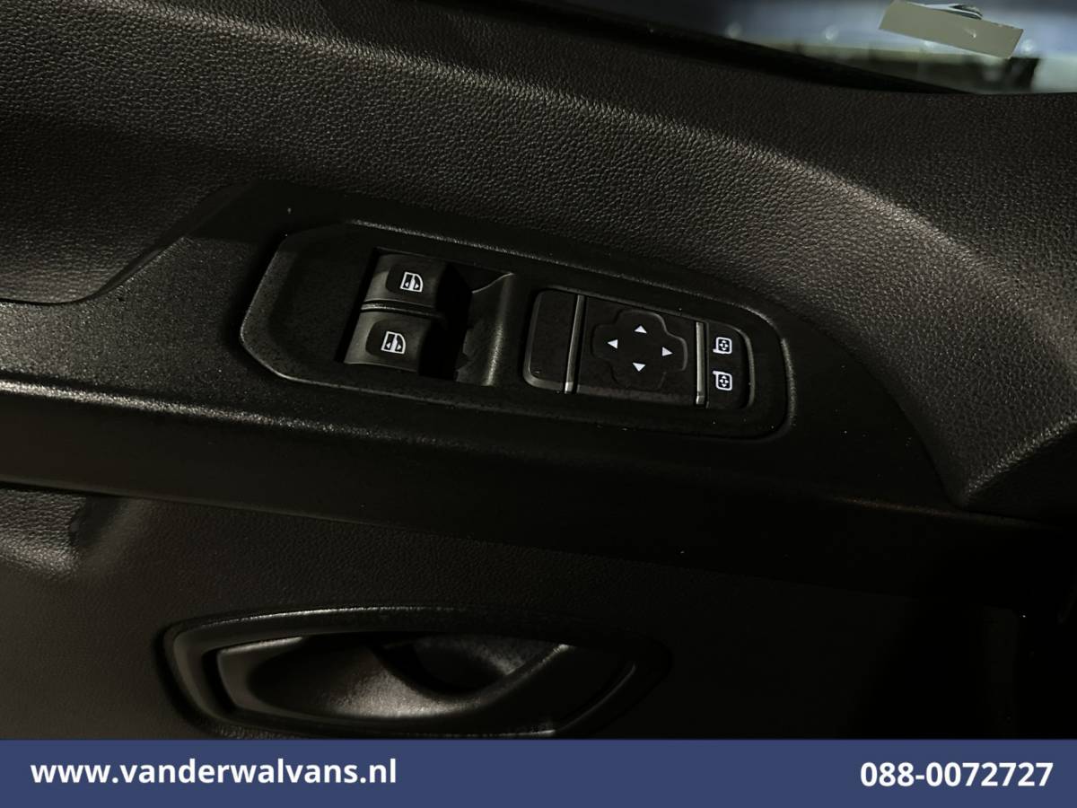 Renault Trafic Renault Trafic 2.0 dCi 150pk L2H1 Euro6 Airco | Navigatie | Cruisecontrol | LED | Parkeersensoren Bijrijdersbank