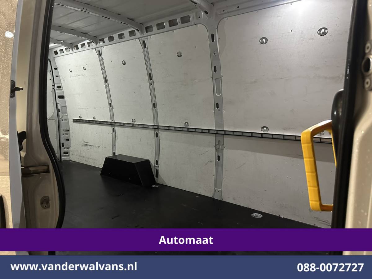 Iveco Daily Iveco Daily 35S16V 157pk Automaat L3H2 Euro6 Airco | Apple Carplay | Android Auto Parkeersensoren, Bijrijdersbank