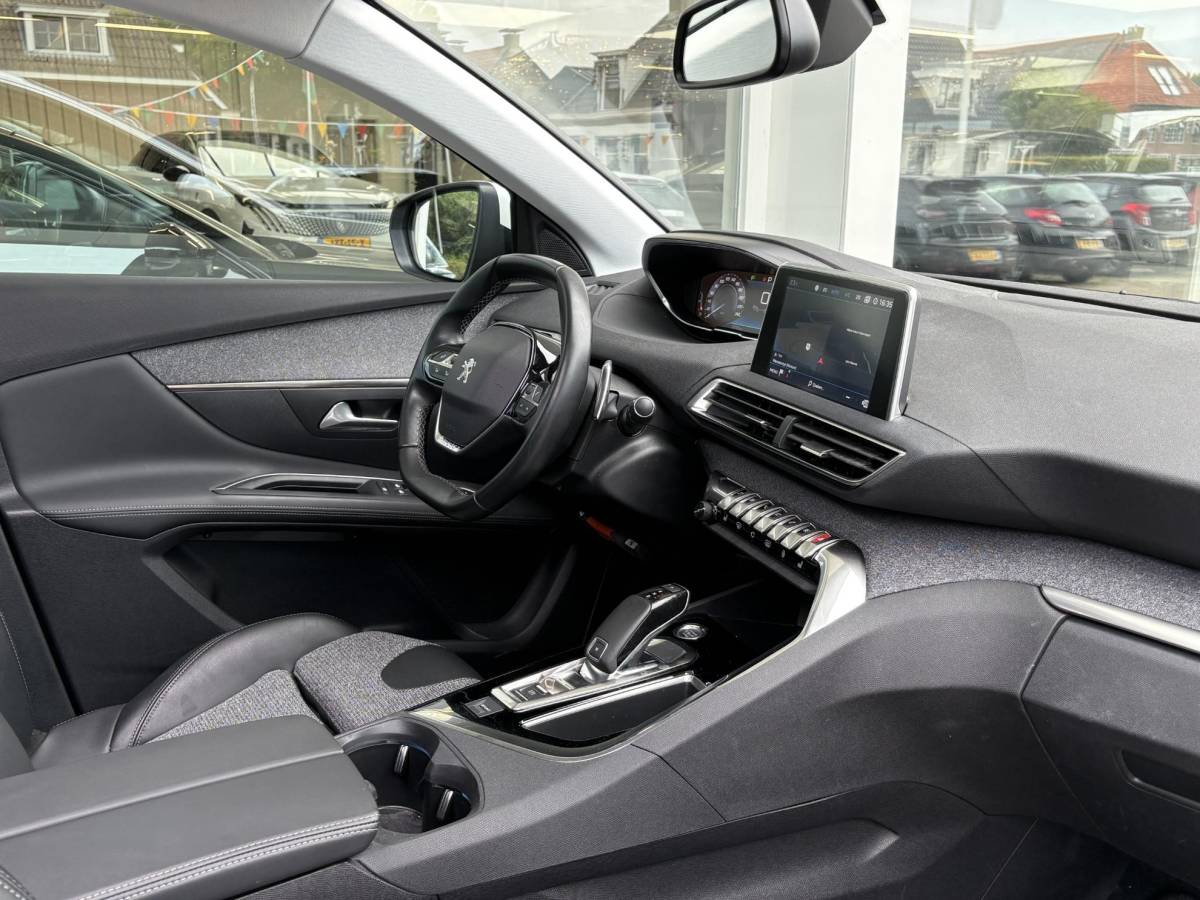 Peugeot 3008 Peugeot 3008 1.2T Automaat Allure Avantage | Schuif-/kanteldak | Dealeronderhouden | AGR Comfortstoelen met geheugen | Trekhaak | Elektr. achterklep | Navigatie | Achteruitrijcamera