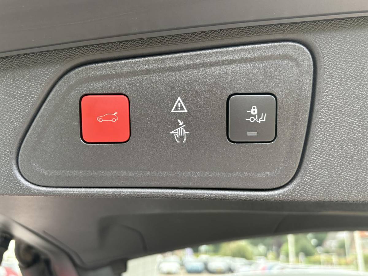 Peugeot 3008 Peugeot 3008 1.2T Automaat Allure Avantage | Schuif-/kanteldak | Dealeronderhouden | AGR Comfortstoelen met geheugen | Trekhaak | Elektr. achterklep | Navigatie | Achteruitrijcamera