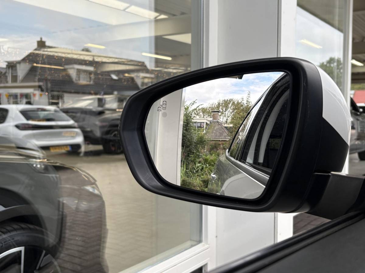 Peugeot 3008 Peugeot 3008 1.2T Automaat Allure Avantage | Schuif-/kanteldak | Dealeronderhouden | AGR Comfortstoelen met geheugen | Trekhaak | Elektr. achterklep | Navigatie | Achteruitrijcamera