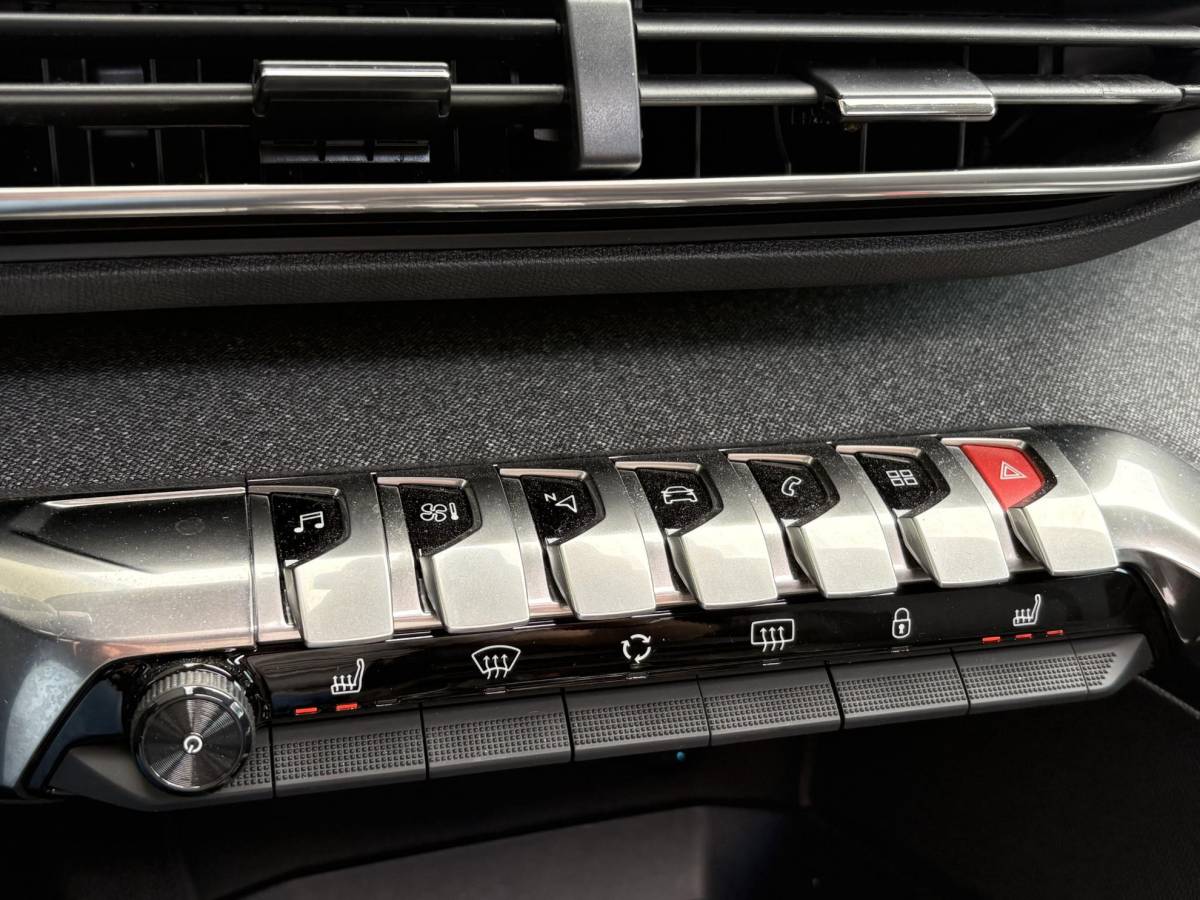 Peugeot 3008 Peugeot 3008 1.2T Automaat Allure Avantage | Schuif-/kanteldak | Dealeronderhouden | AGR Comfortstoelen met geheugen | Trekhaak | Elektr. achterklep | Navigatie | Achteruitrijcamera