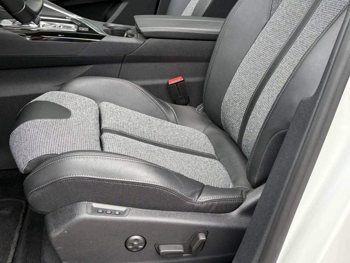 Peugeot 3008 Peugeot 3008 1.2T Automaat Allure Avantage | Schuif-/kanteldak | Dealeronderhouden | AGR Comfortstoelen met geheugen | Trekhaak | Elektr. achterklep | Navigatie | Achteruitrijcamera