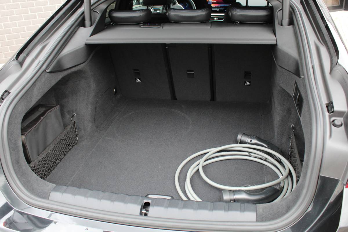 BMW i4 BMW i4 eDrive40 High Executive 84 kWh / Harman Kardon / SOH 94.3% / N.A.P.