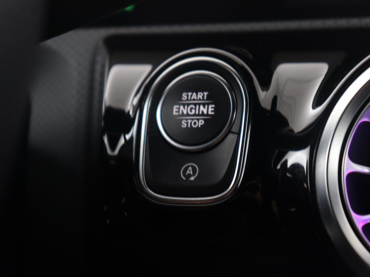 Mercedes-Benz A-Klasse Mercedes-Benz A-klasse 250 Premium Plus | Panoramadak | Leder/alcantara | Memory | Cruise control | Stoelverwarming | Sfeerverlichting | Navigatie | Carplay | Climate control | Camera | Park assist