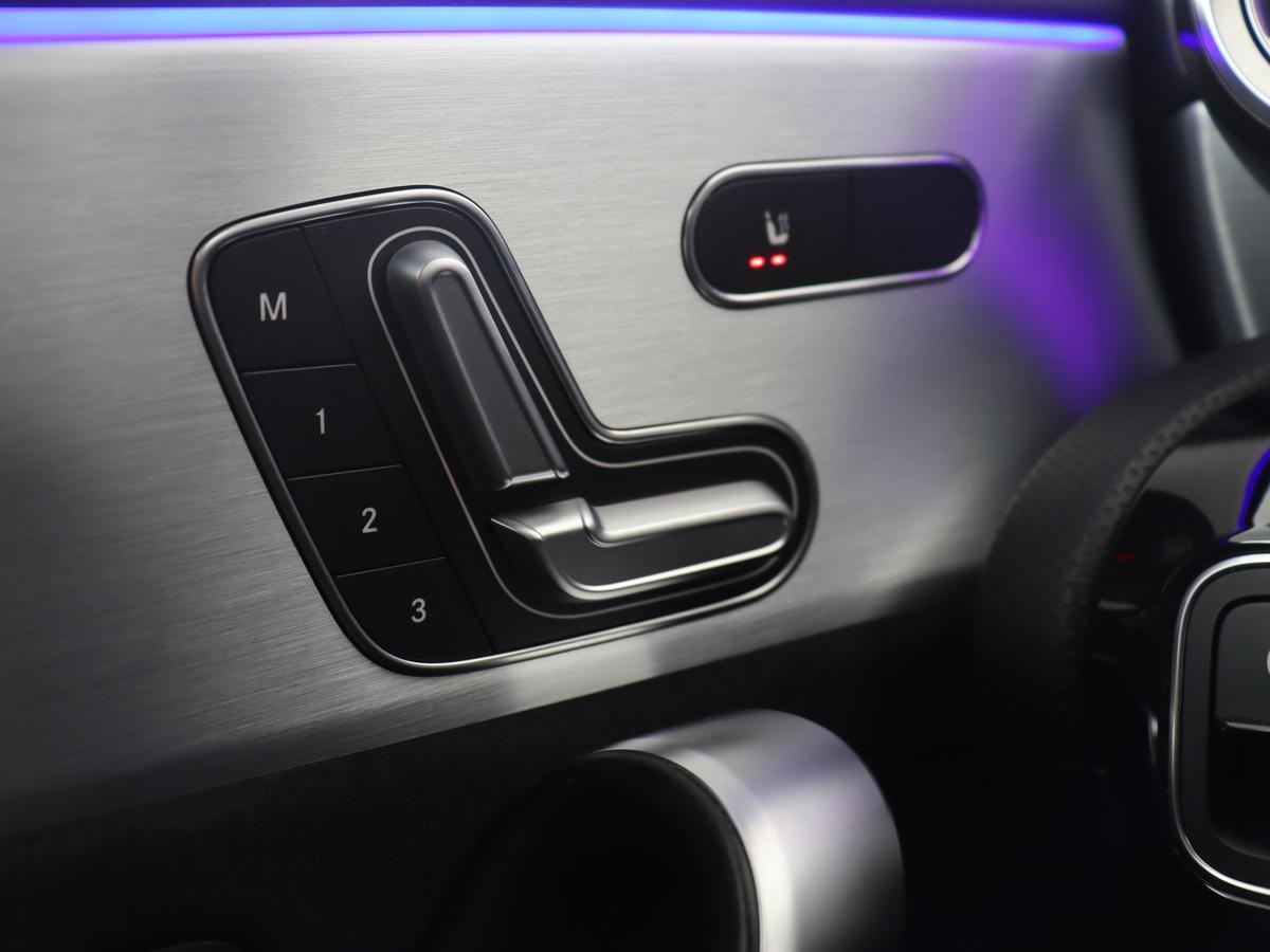 Mercedes-Benz A-Klasse Mercedes-Benz A-klasse 250 Premium Plus | Panoramadak | Leder/alcantara | Memory | Cruise control | Stoelverwarming | Sfeerverlichting | Navigatie | Carplay | Climate control | Camera | Park assist