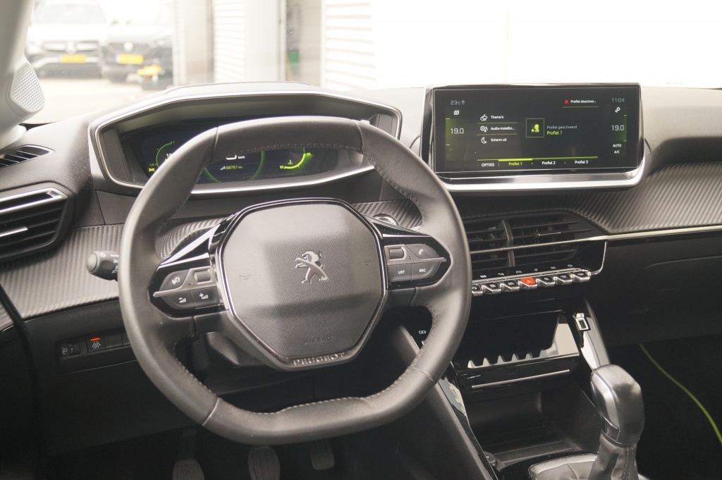 Peugeot 208 Peugeot 208 1.2 PureTech Allure Pack -NAVI-LED-ECC-PDC-CAM-