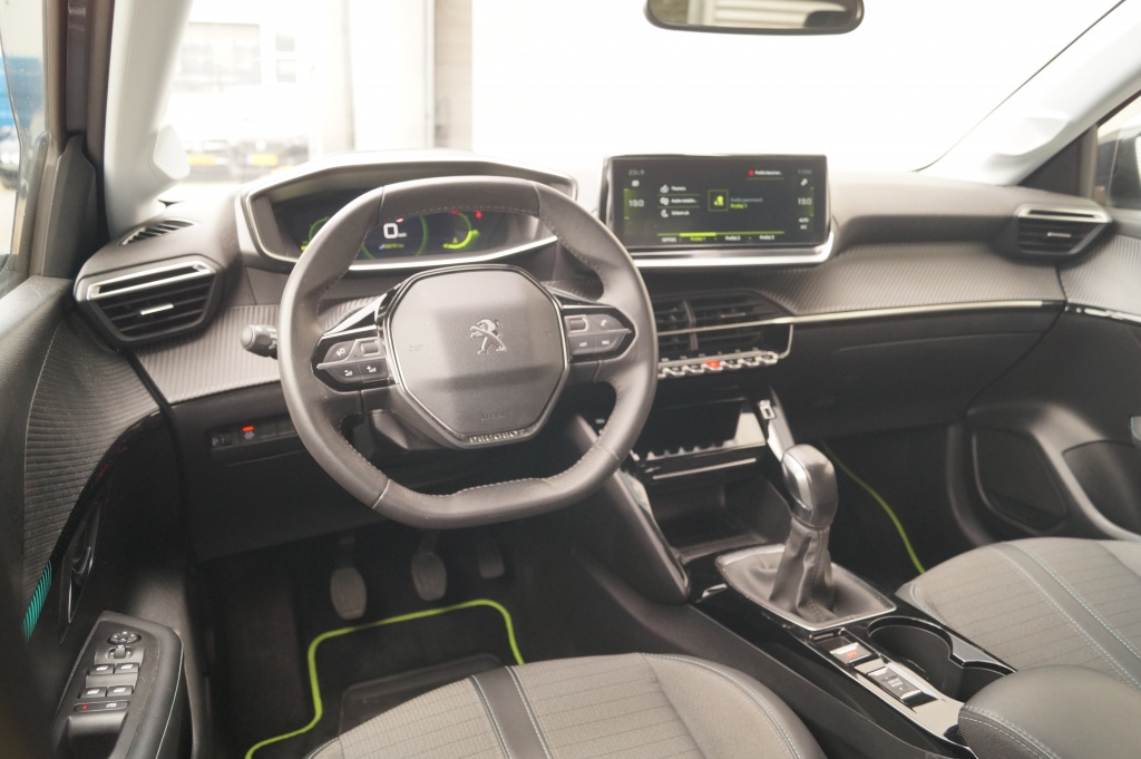 Peugeot 208 Peugeot 208 1.2 PureTech Allure Pack -NAVI-LED-ECC-PDC-CAM-