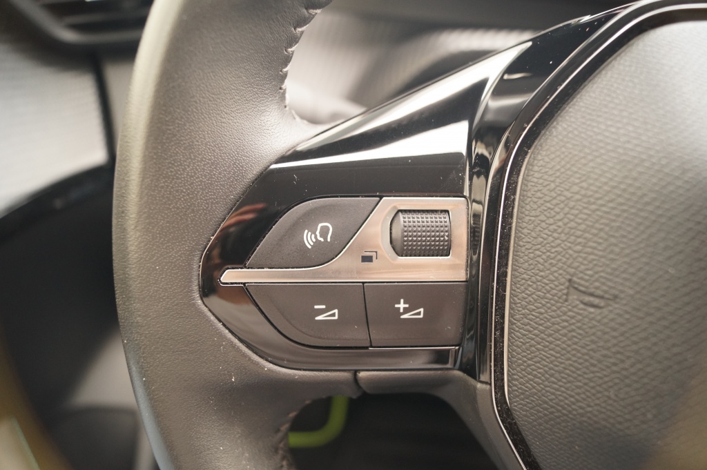 Peugeot 208 Peugeot 208 1.2 PureTech Allure Pack -NAVI-LED-ECC-PDC-CAM-