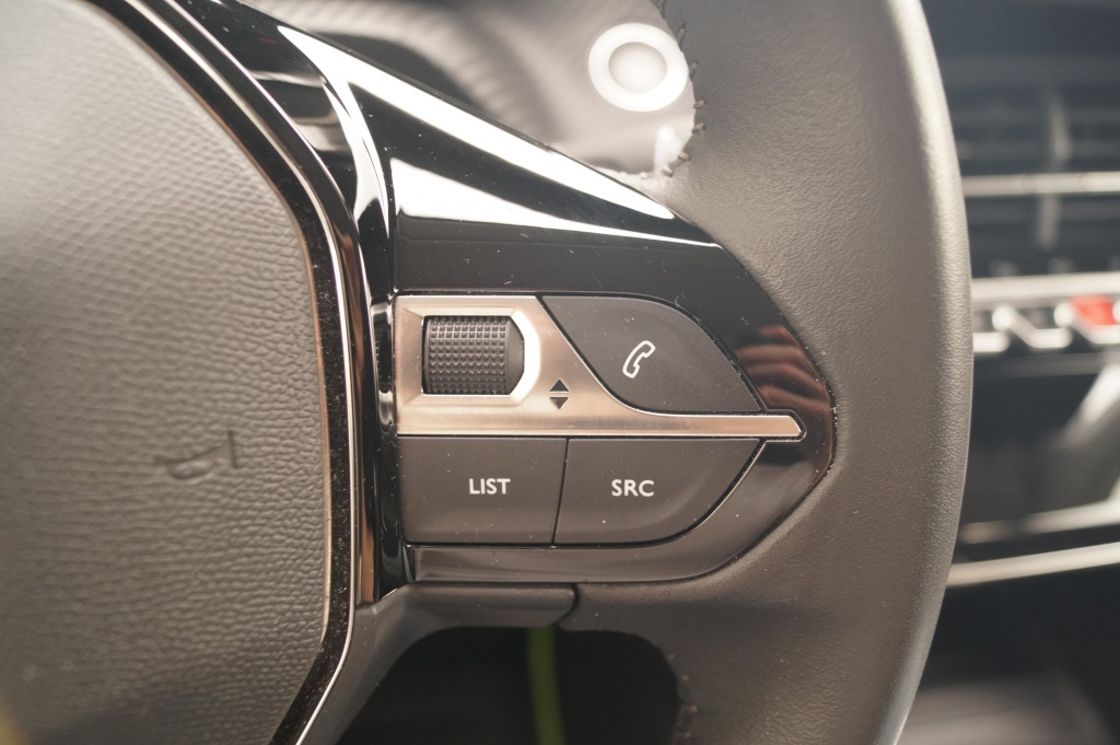 Peugeot 208 Peugeot 208 1.2 PureTech Allure Pack -NAVI-LED-ECC-PDC-CAM-