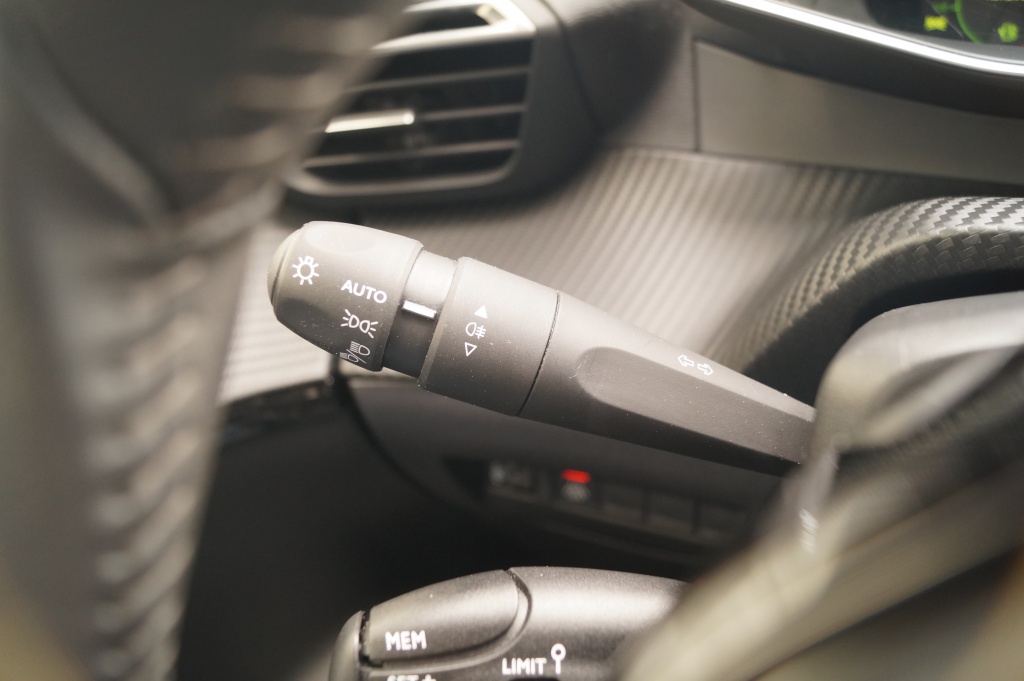 Peugeot 208 Peugeot 208 1.2 PureTech Allure Pack -NAVI-LED-ECC-PDC-CAM-
