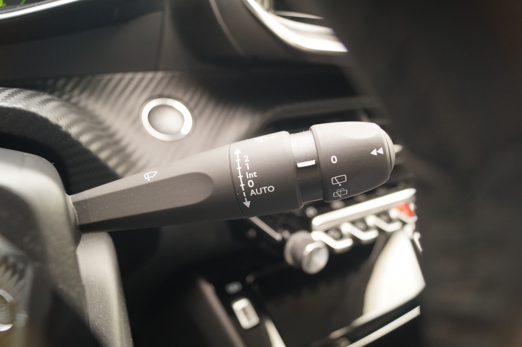 Peugeot 208 Peugeot 208 1.2 PureTech Allure Pack -NAVI-LED-ECC-PDC-CAM-