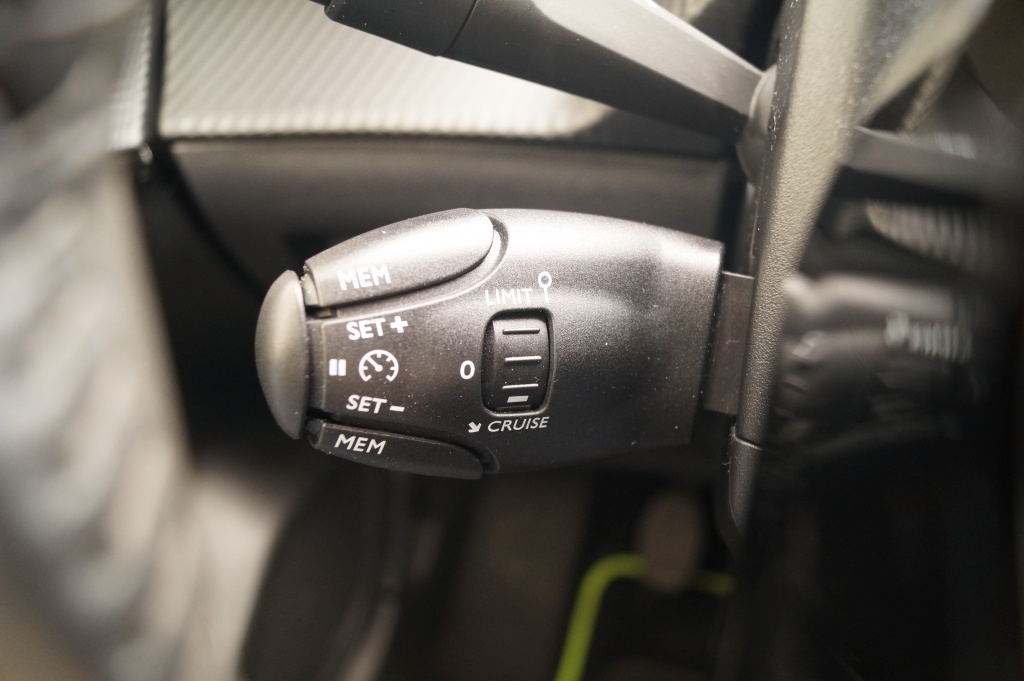 Peugeot 208 Peugeot 208 1.2 PureTech Allure Pack -NAVI-LED-ECC-PDC-CAM-