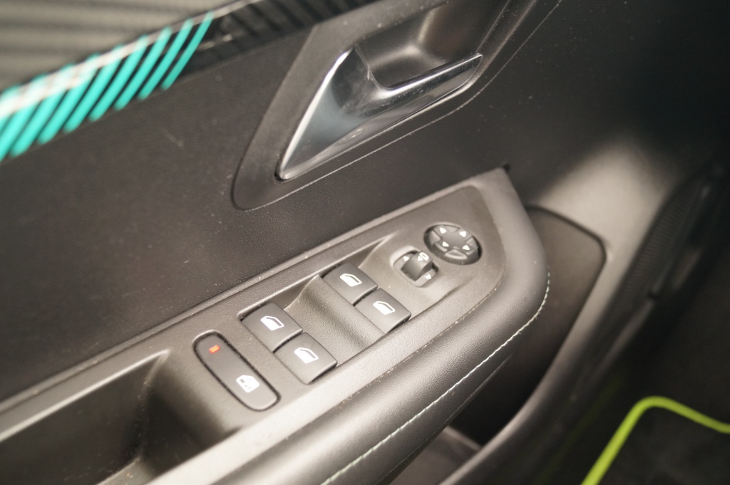 Peugeot 208 Peugeot 208 1.2 PureTech Allure Pack -NAVI-LED-ECC-PDC-CAM-