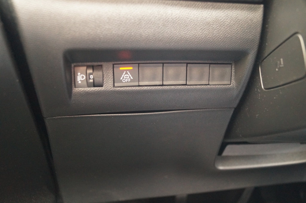 Peugeot 208 Peugeot 208 1.2 PureTech Allure Pack -NAVI-LED-ECC-PDC-CAM-
