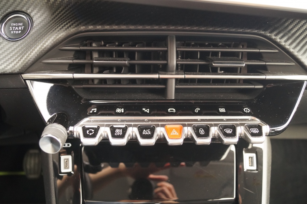 Peugeot 208 Peugeot 208 1.2 PureTech Allure Pack -NAVI-LED-ECC-PDC-CAM-