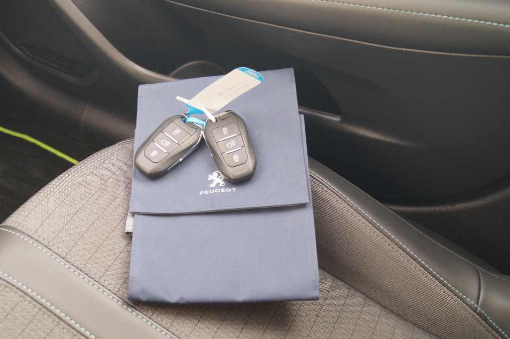 Peugeot 208 Peugeot 208 1.2 PureTech Allure Pack -NAVI-LED-ECC-PDC-CAM-