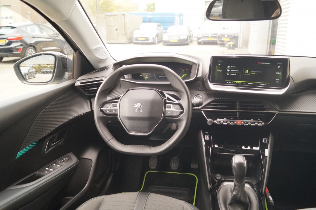 Peugeot 208 Peugeot 208 1.2 PureTech Allure Pack -NAVI-LED-ECC-PDC-CAM-