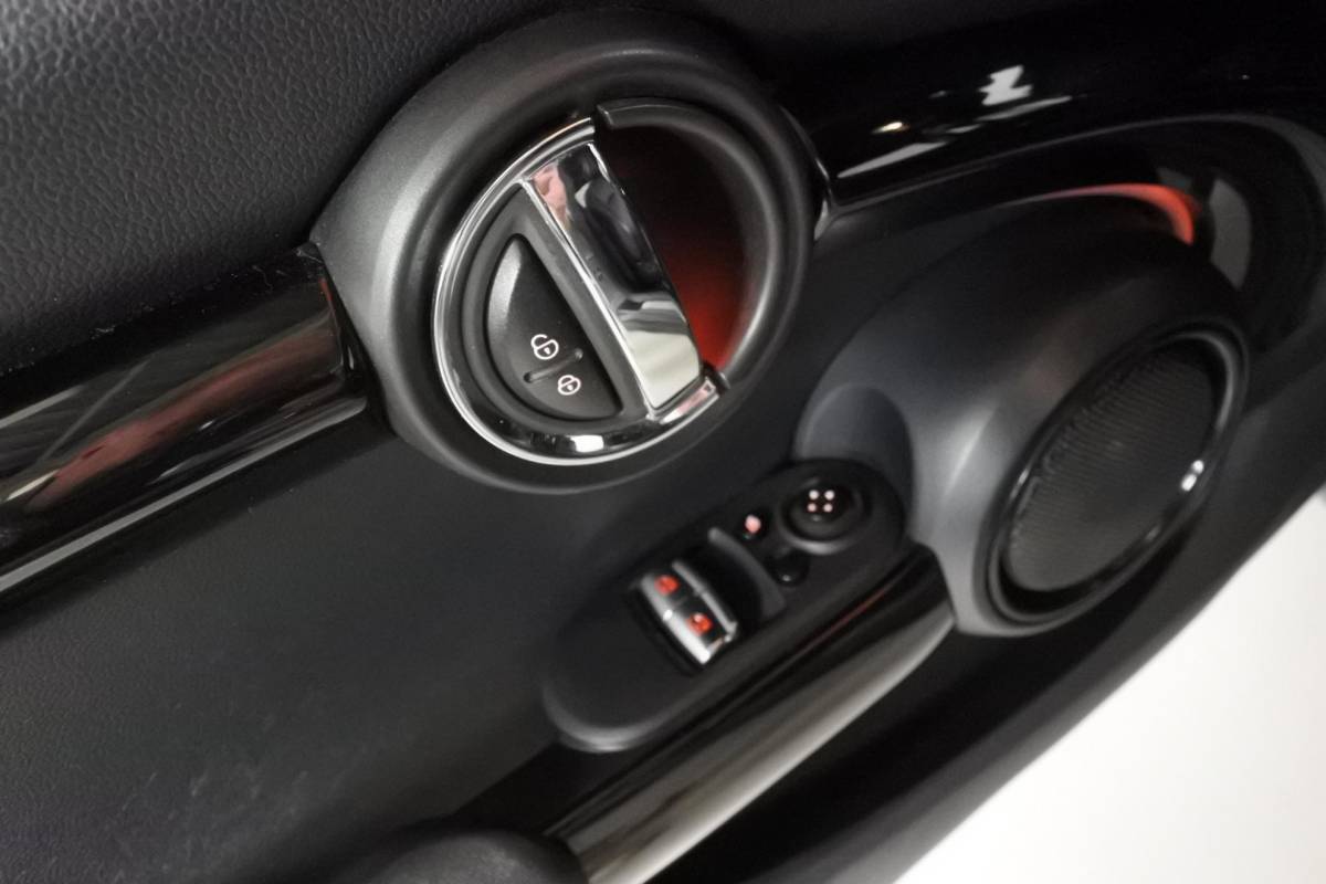 MINI 3-Deurs MINI 3-Deurs 2.0 Cooper S Yours Moonwalk Blacked out