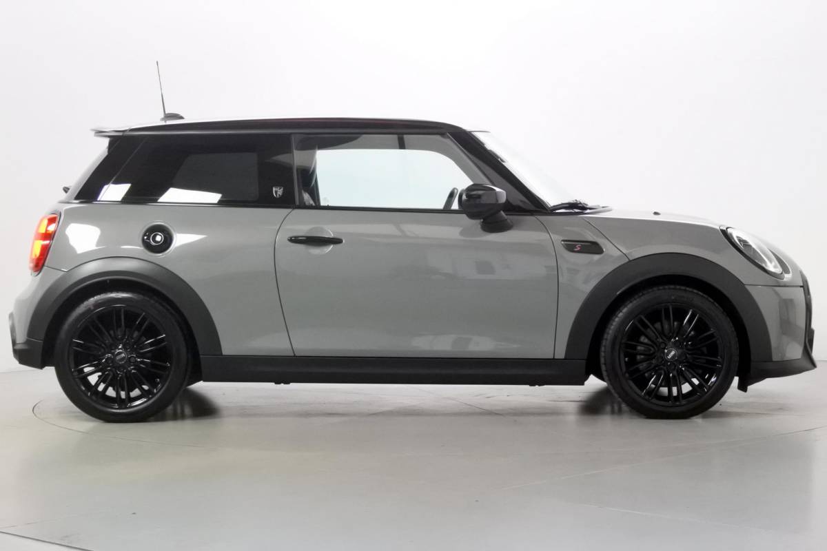 MINI 3-Deurs MINI 3-Deurs 2.0 Cooper S Yours Moonwalk Blacked out