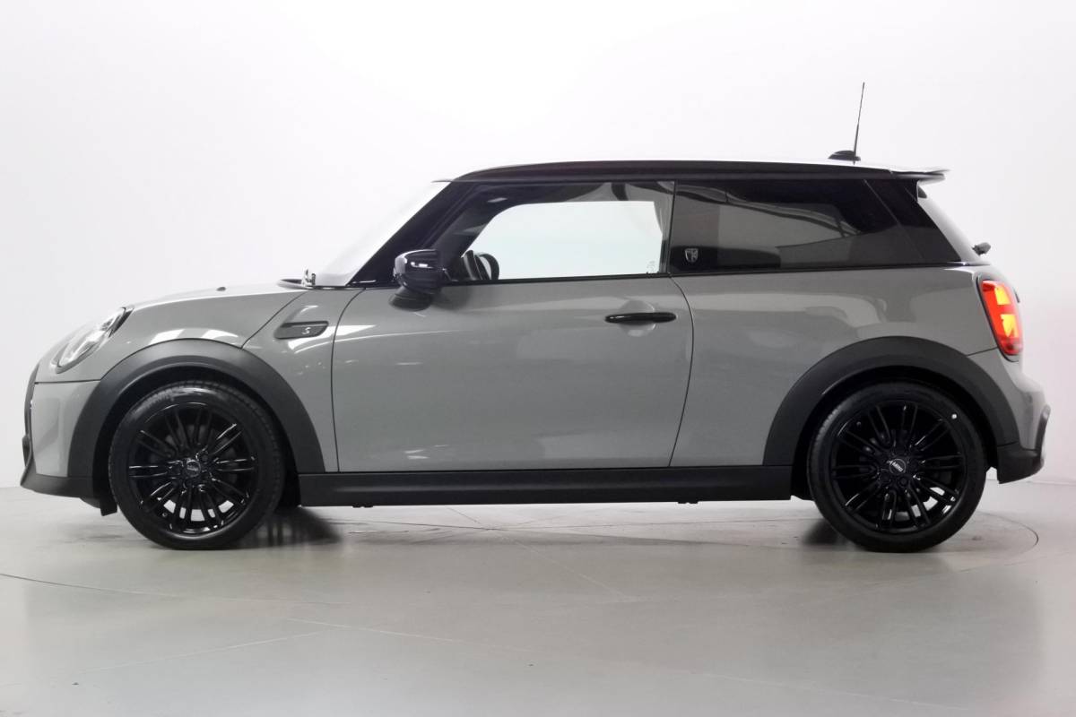 MINI 3-Deurs MINI 3-Deurs 2.0 Cooper S Yours Moonwalk Blacked out