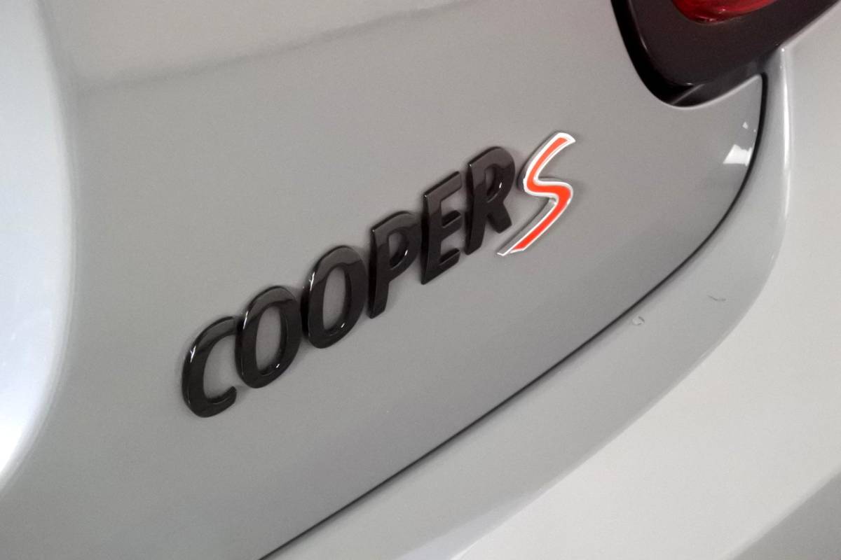 MINI 3-Deurs MINI 3-Deurs 2.0 Cooper S Yours Moonwalk Blacked out