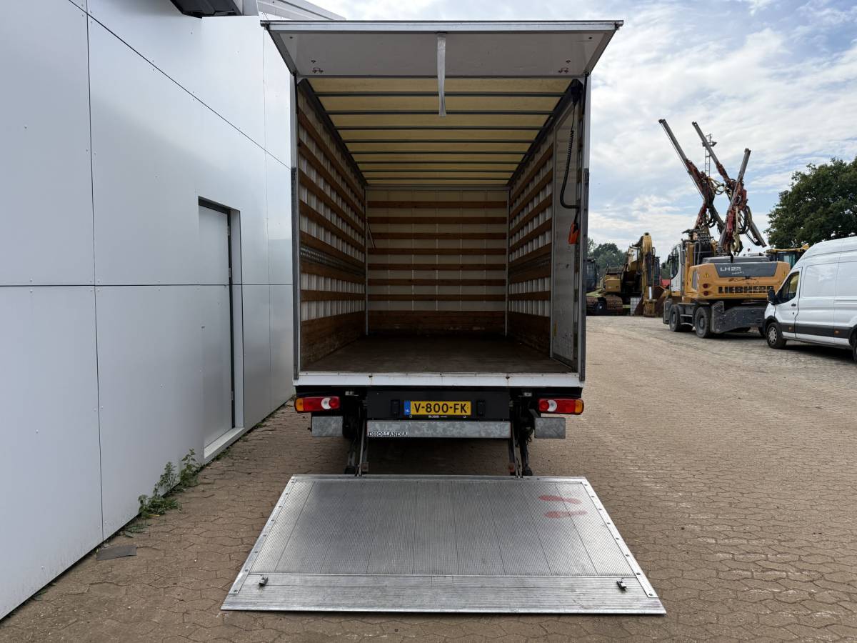 Peugeot Boxer Peugeot Boxer 2.0 130PK Bakwagen Laadklep Navigatie Camera Airco Zijdeur Meubelbak Koffer
