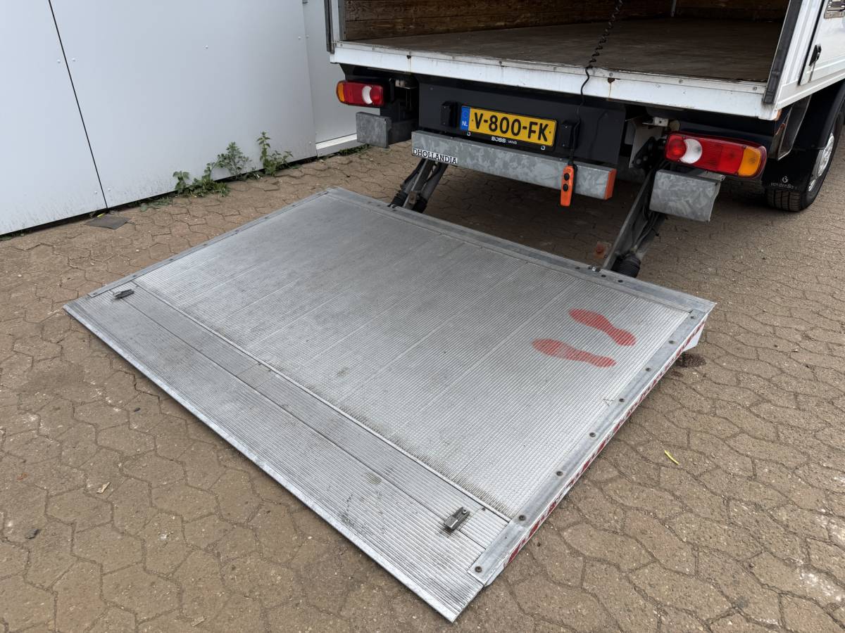 Peugeot Boxer Peugeot Boxer 2.0 130PK Bakwagen Laadklep Navigatie Camera Airco Zijdeur Meubelbak Koffer