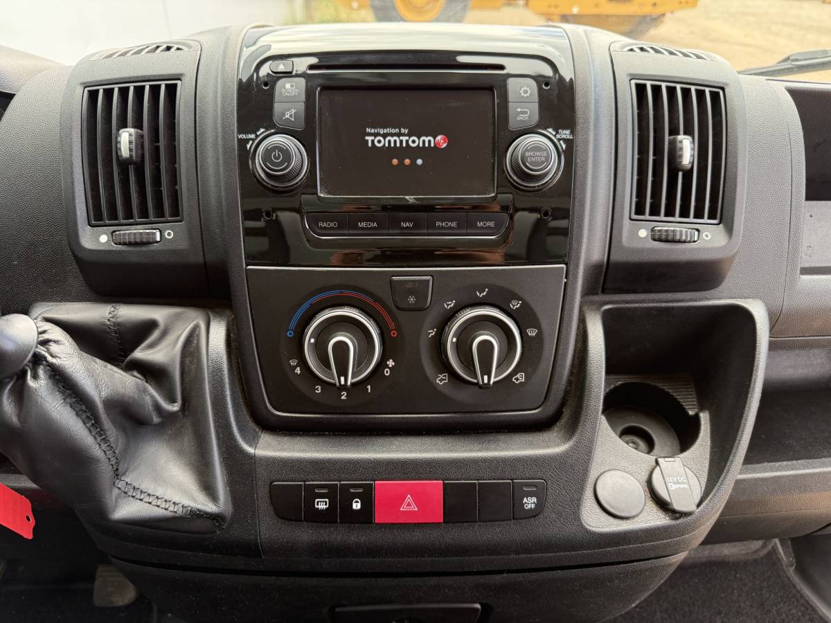 Peugeot Boxer Peugeot Boxer 2.0 130PK Bakwagen Laadklep Navigatie Camera Airco Zijdeur Meubelbak Koffer
