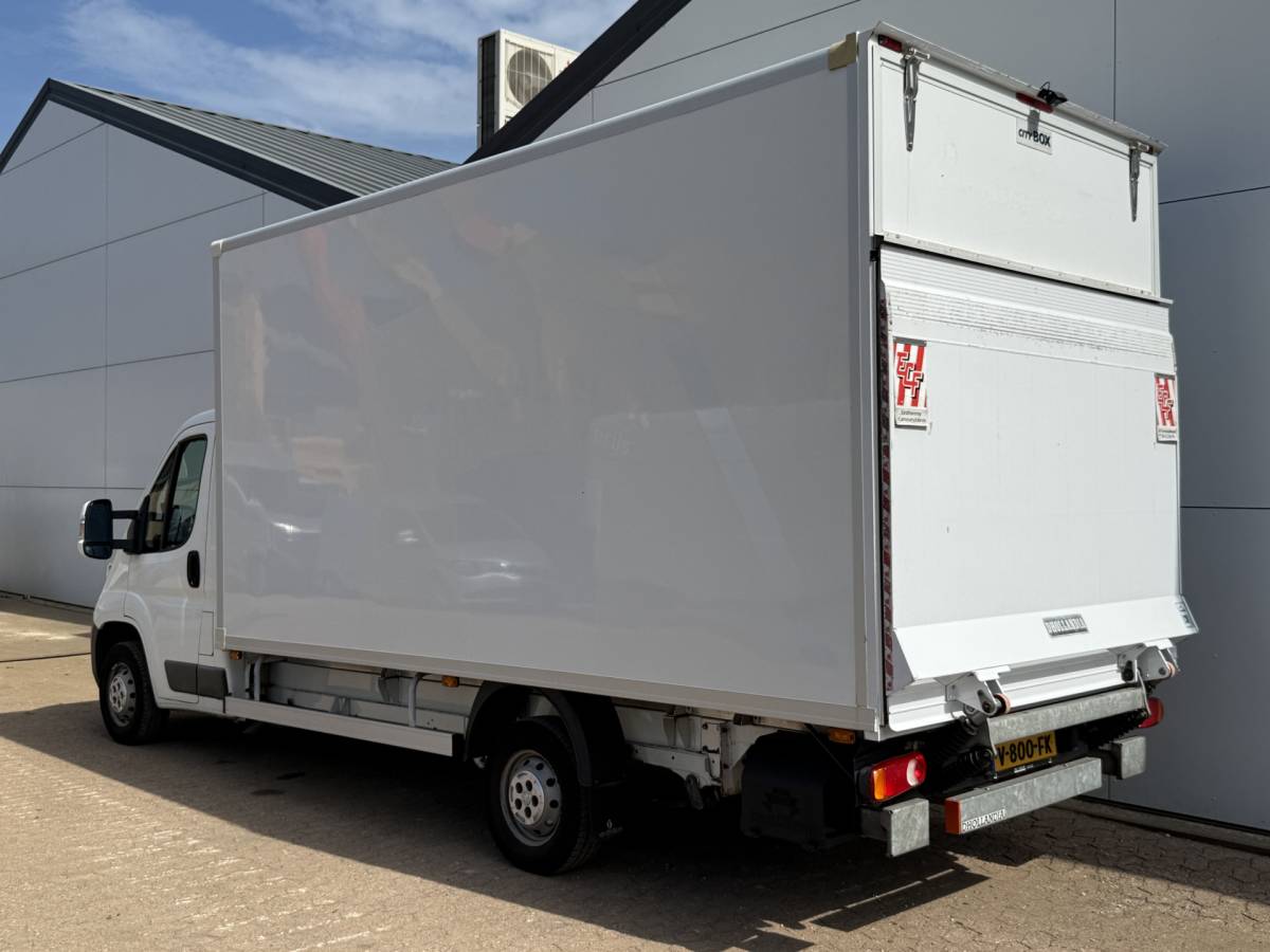 Peugeot Boxer Peugeot Boxer 2.0 130PK Bakwagen Laadklep Navigatie Camera Airco Zijdeur Meubelbak Koffer