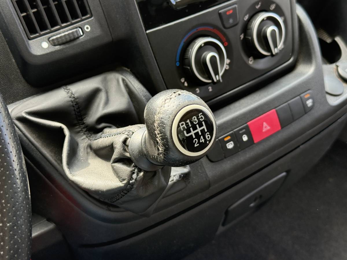 Peugeot Boxer Peugeot Boxer 2.0 130PK Bakwagen Laadklep Navigatie Camera Airco Zijdeur Meubelbak Koffer