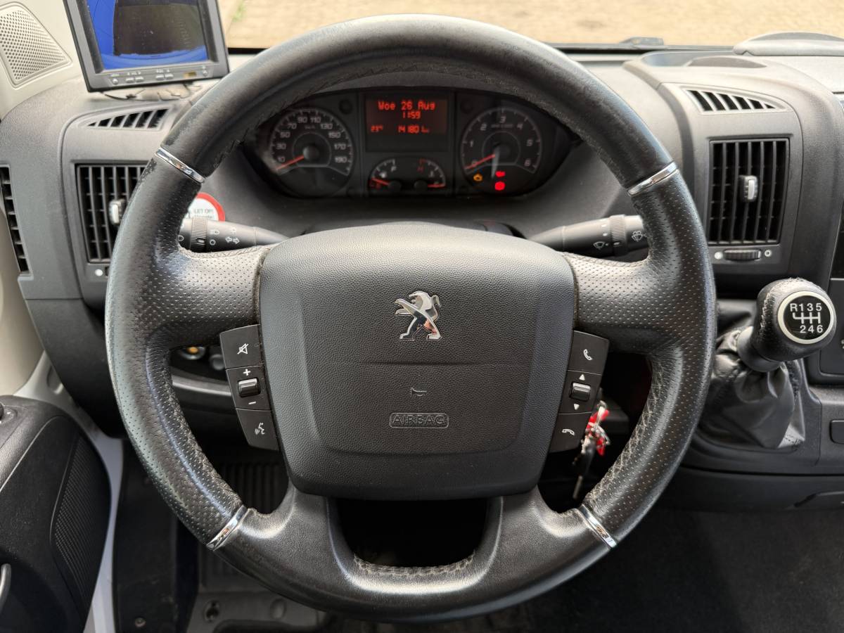 Peugeot Boxer Peugeot Boxer 2.0 130PK Bakwagen Laadklep Navigatie Camera Airco Zijdeur Meubelbak Koffer