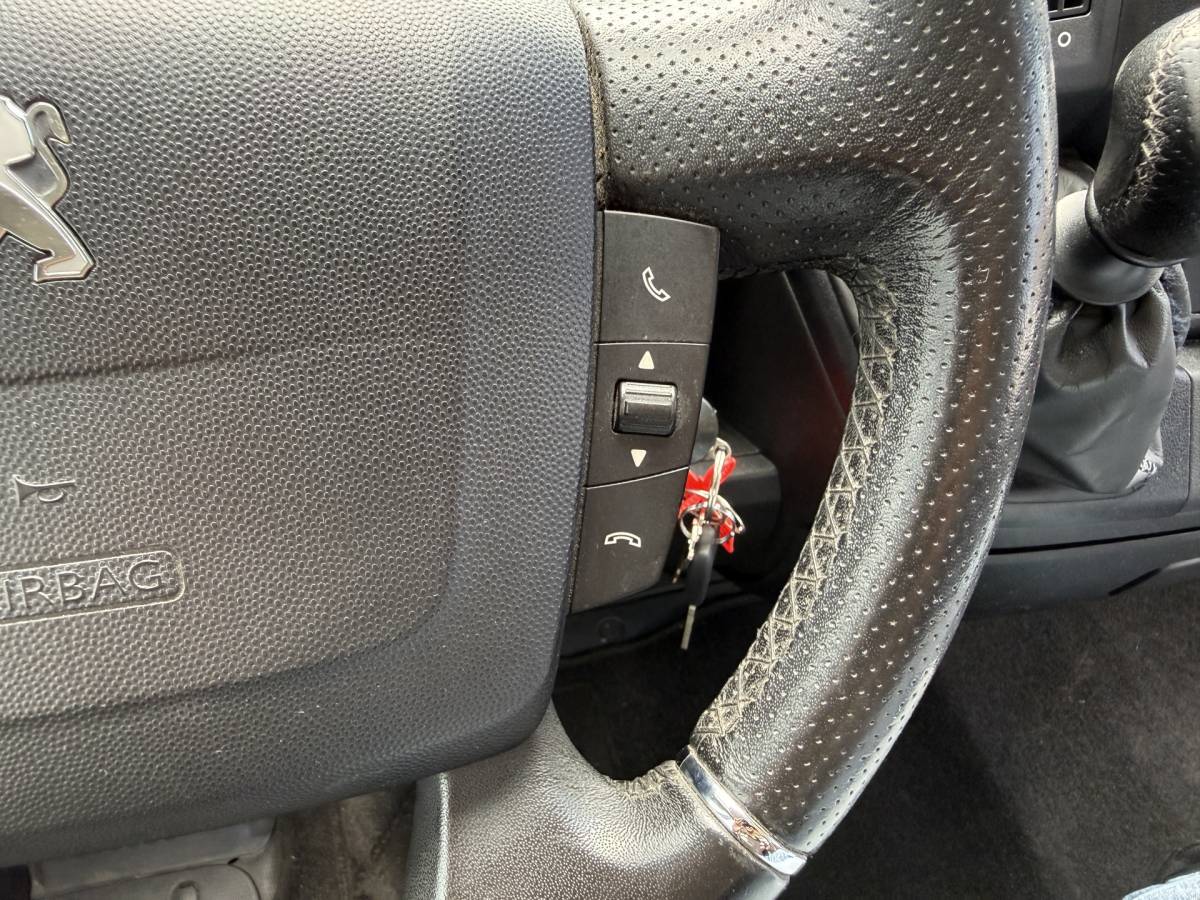 Peugeot Boxer Peugeot Boxer 2.0 130PK Bakwagen Laadklep Navigatie Camera Airco Zijdeur Meubelbak Koffer