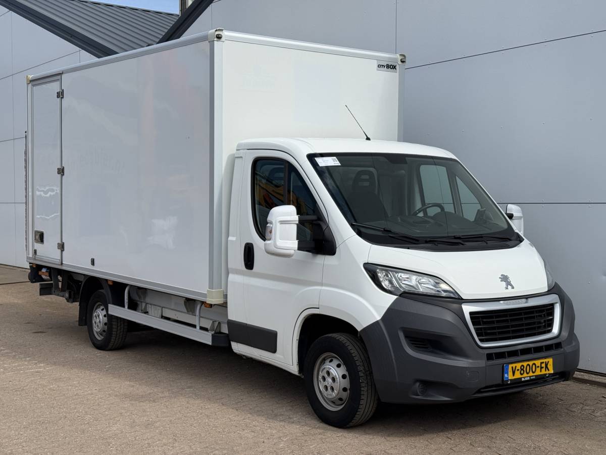 Peugeot Boxer Peugeot Boxer 2.0 130PK Bakwagen Laadklep Navigatie Camera Airco Zijdeur Meubelbak Koffer
