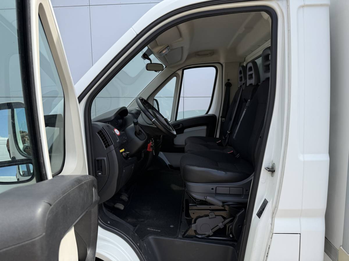 Peugeot Boxer Peugeot Boxer 2.0 130PK Bakwagen Laadklep Navigatie Camera Airco Zijdeur Meubelbak Koffer