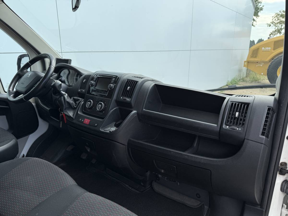 Peugeot Boxer Peugeot Boxer 2.0 130PK Bakwagen Laadklep Navigatie Camera Airco Zijdeur Meubelbak Koffer