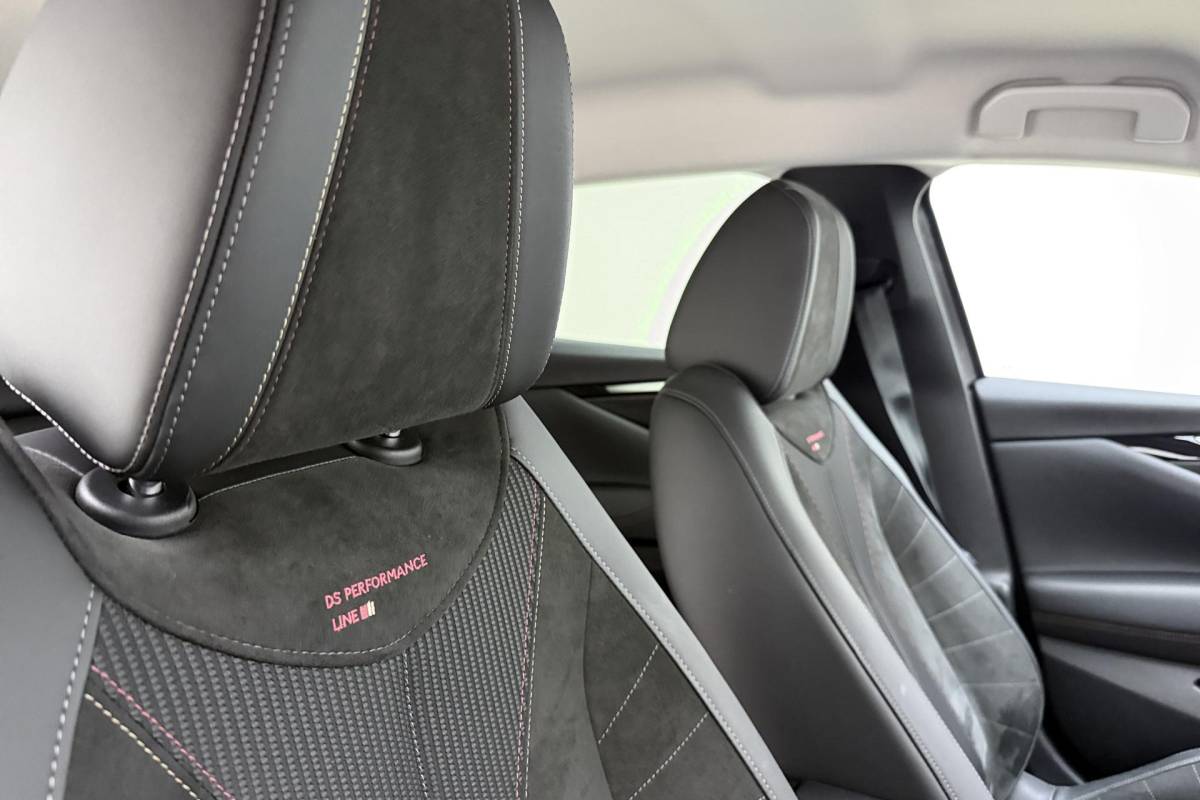 DS DS 4 DS 4 1.2 Turbo Performance Line 130 PK Automaat | Navigatie | Camera | Lichtmetalen velgen Black | Keyless | Getint glas | Draadloze telefoonlader