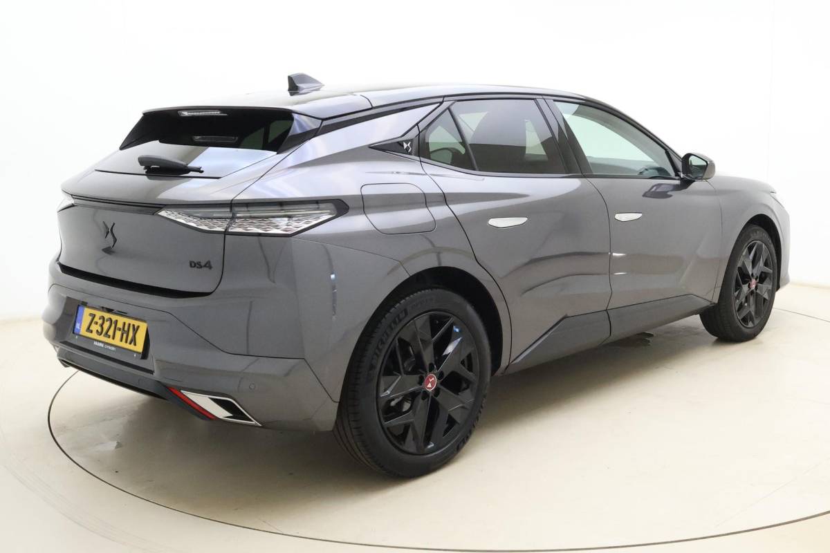 DS DS 4 DS 4 1.2 Turbo Performance Line 130 PK Automaat | Navigatie | Camera | Lichtmetalen velgen Black | Keyless | Getint glas | Draadloze telefoonlader