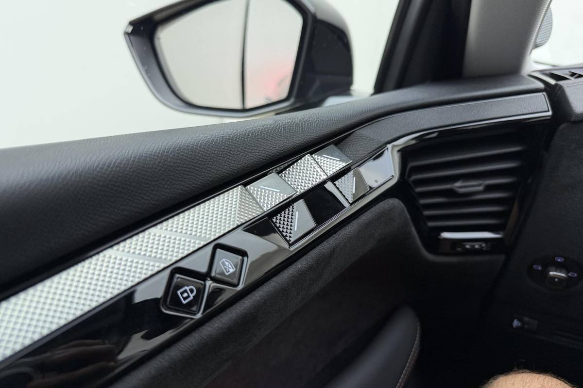 DS DS 4 DS 4 1.2 Turbo Performance Line 130 PK Automaat | Navigatie | Camera | Lichtmetalen velgen Black | Keyless | Getint glas | Draadloze telefoonlader
