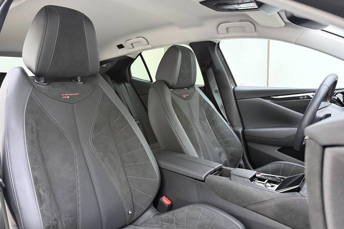 DS DS 4 DS 4 1.2 Turbo Performance Line 130 PK Automaat | Navigatie | Camera | Lichtmetalen velgen Black | Keyless | Getint glas | Draadloze telefoonlader
