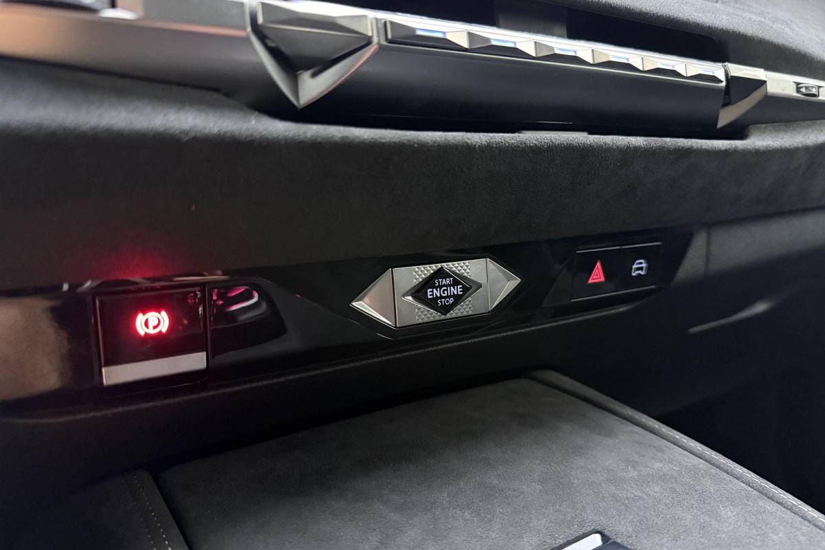 DS DS 4 DS 4 1.2 Turbo Performance Line 130 PK Automaat | Navigatie | Camera | Lichtmetalen velgen Black | Keyless | Getint glas | Draadloze telefoonlader
