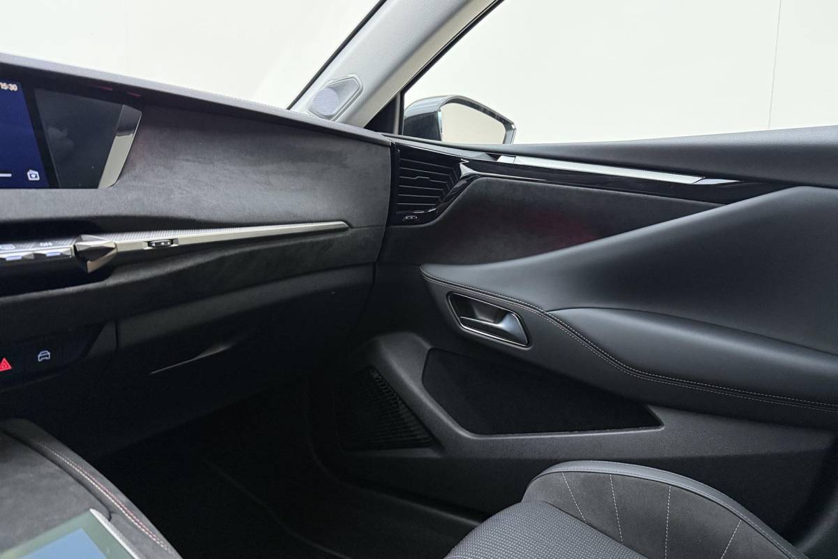 DS DS 4 DS 4 1.2 Turbo Performance Line 130 PK Automaat | Navigatie | Camera | Lichtmetalen velgen Black | Keyless | Getint glas | Draadloze telefoonlader