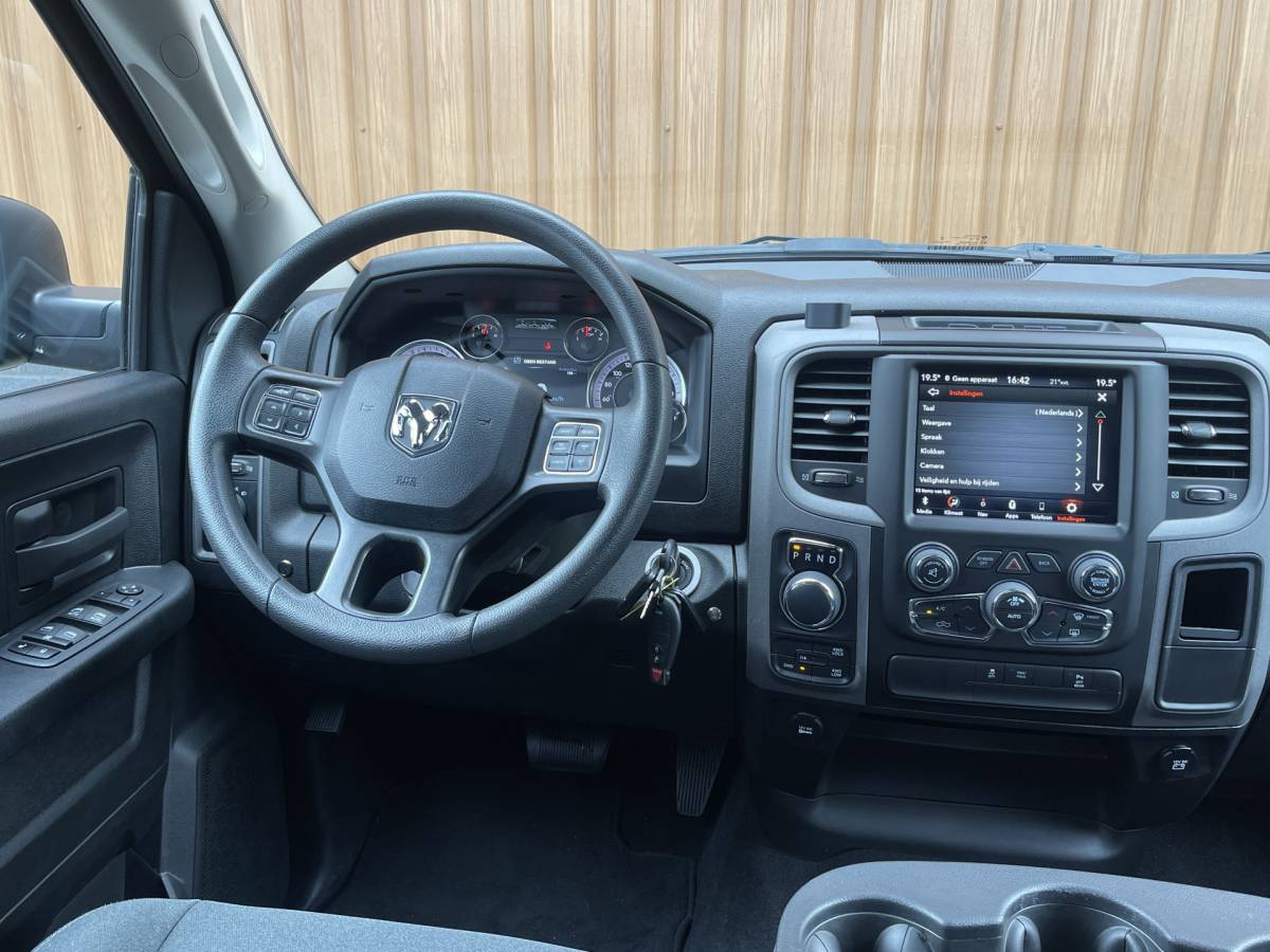 Dodge Ram 1500 Dodge RAM 1500 CLASSIC 5.7 V8 CLASSIC NIGHT 4×4 | LPG | | 3500KG Trekken | Apple Carplay | Cruise Control | Achteruitrij Camera | 20” Lichtmetaal |