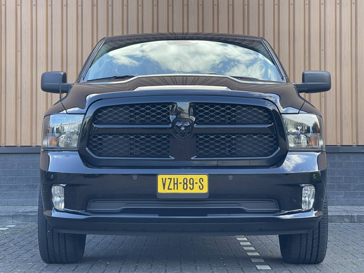 Dodge Ram 1500 Dodge RAM 1500 CLASSIC 5.7 V8 CLASSIC NIGHT 4×4 | LPG | | 3500KG Trekken | Apple Carplay | Cruise Control | Achteruitrij Camera | 20” Lichtmetaal |